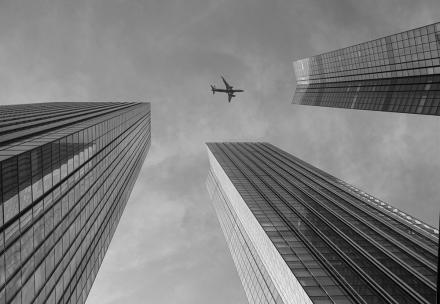 Самолёт в небоскрёбах